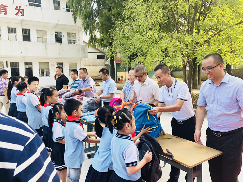 愛心助學點亮夢想&mdash;&mdash;安吉華都、華悅物業(yè)聯(lián)合開展愛心捐贈活動