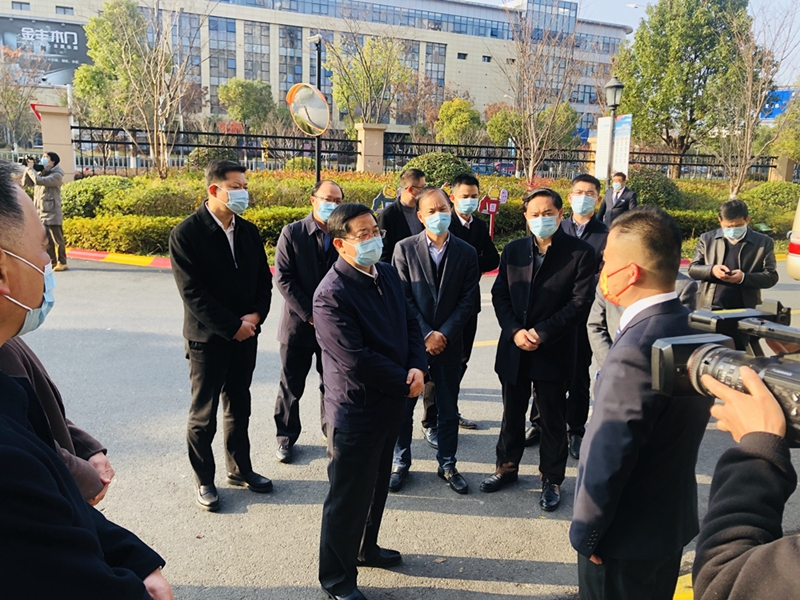 湖州市領(lǐng)導到安吉華都龍山璽園視察疫情防控工作