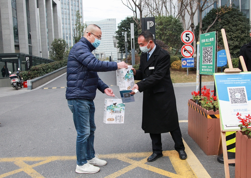 集團(tuán)領(lǐng)導(dǎo)慰問(wèn)防疫一線(xiàn)員工